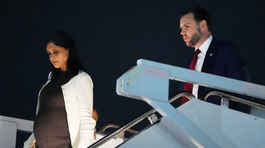 Trump'tan Vance ailesine tebrik: 'Mükemmel erkek bebek