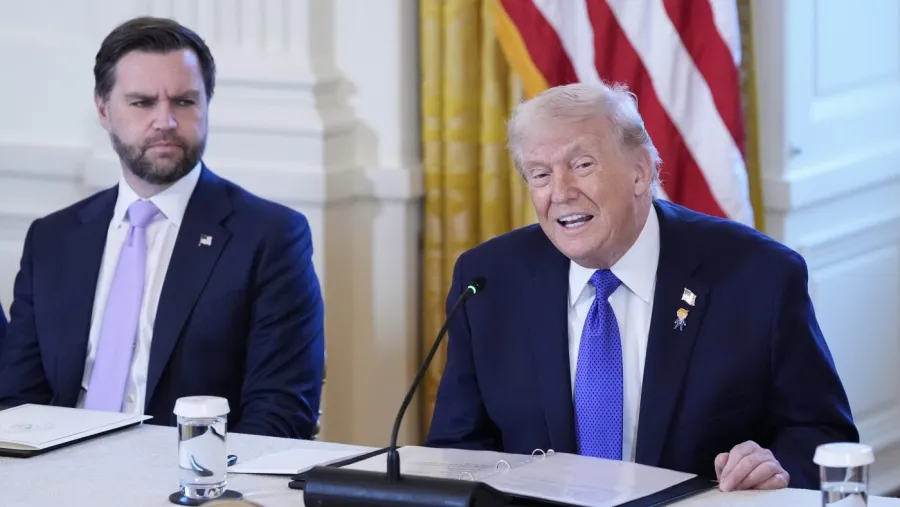 Trump ve Vance, İran Meclis Başkanı ile barış mutabakatını elektronik imzaladı
