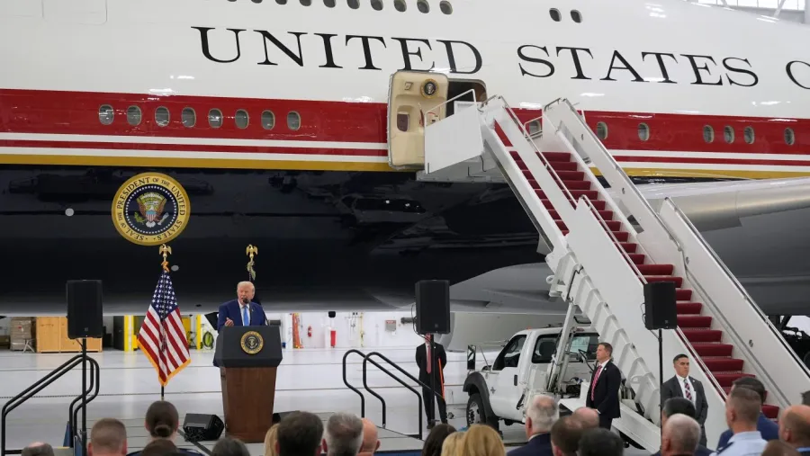 Trump'tan Yeni Air Force One: Katar Hediyesi Uçak Tanıtıldı