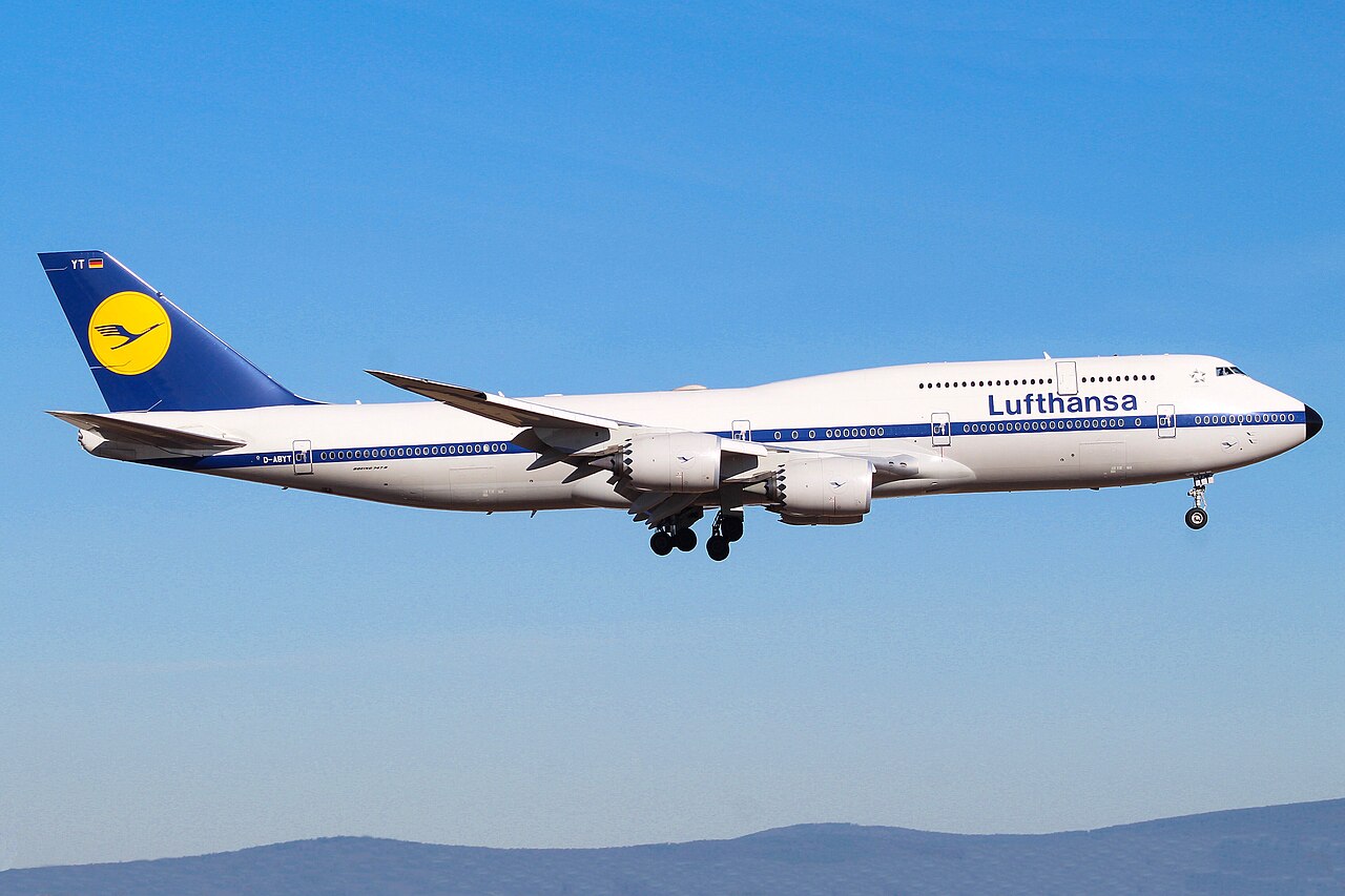 Trump Yeni Air Force One'ı Tanıttı: Katar'dan Dönüştürülen Jumbo Jet