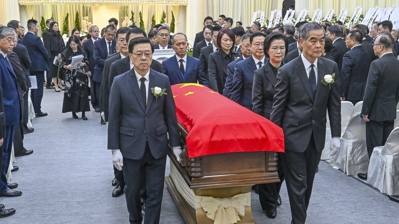 Tung Chee-hwa'ya devlet töreni: Hong Kong ilk liderini uğurladı