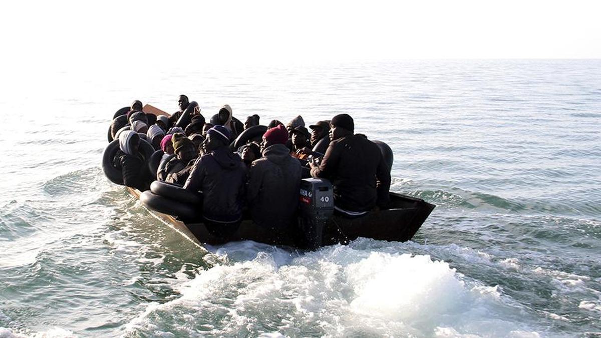 Tunus açıklarında göçmen teknesi battı: 13 kişi kayıp