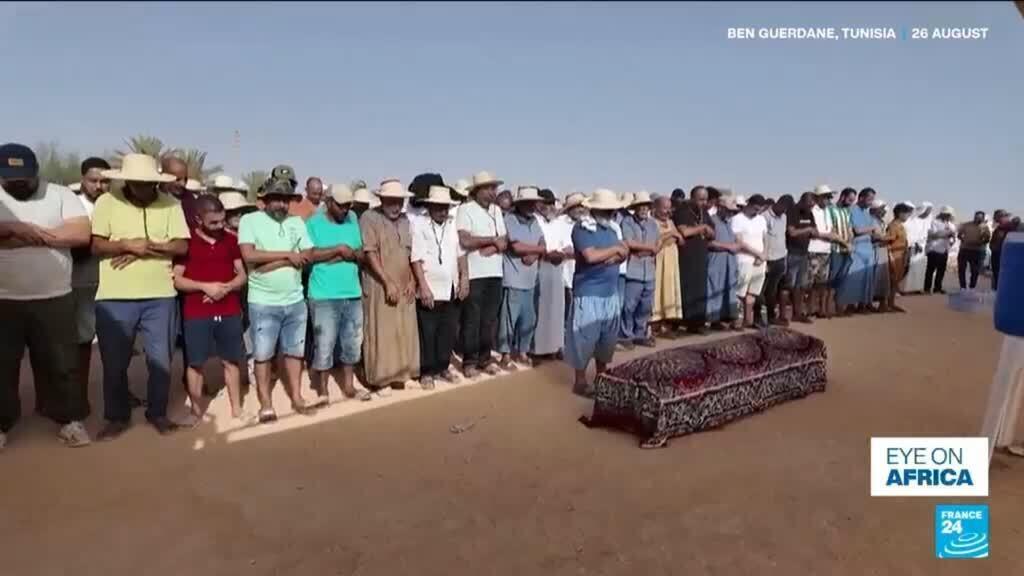Tunus'ta mülteci teknesi faciası: 8 genç için gözyaşı