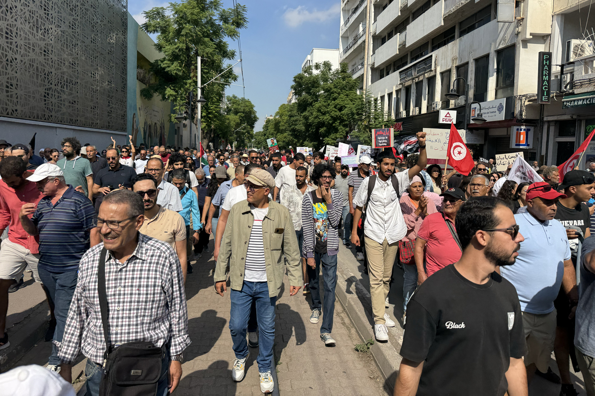 Tunus'ta binlerce kişi Saied'e karşı yürüdü