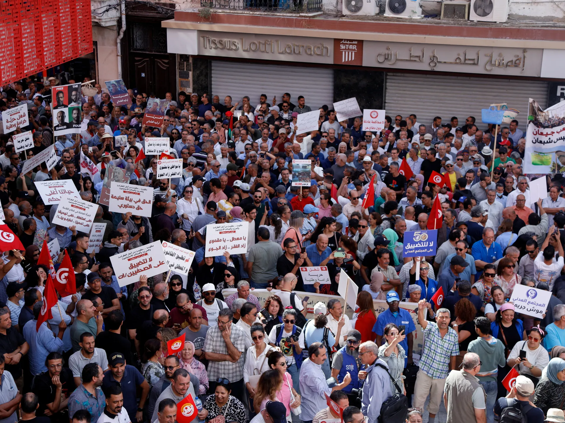 Tunus'ta Nadir Protestolar: Polis Göstericilerle Çatıştı