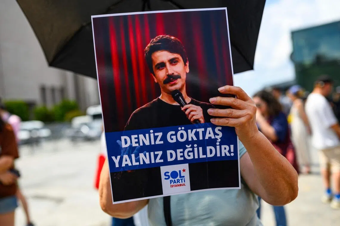 Türk komedyene Erdoğan ve dinî değerlere hakaretten hapis