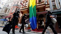 Türkiye'de Polis LGBTQ+ Barlara ve Aktivist Evlerine Baskın Düzenledi