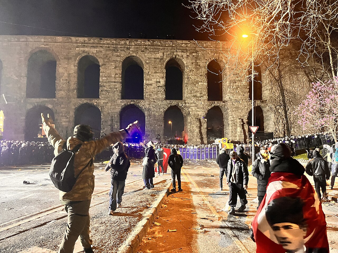 Türkiye'de Muhalif Belediye Başkanına Gözaltı: Operasyon Genişliyor