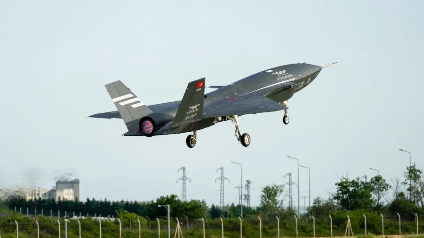 Türkiye'nin Savaşan İHA'sı M-346 Eğitim Uçağıyla Otonomi Testlerinde Görev Yaptı