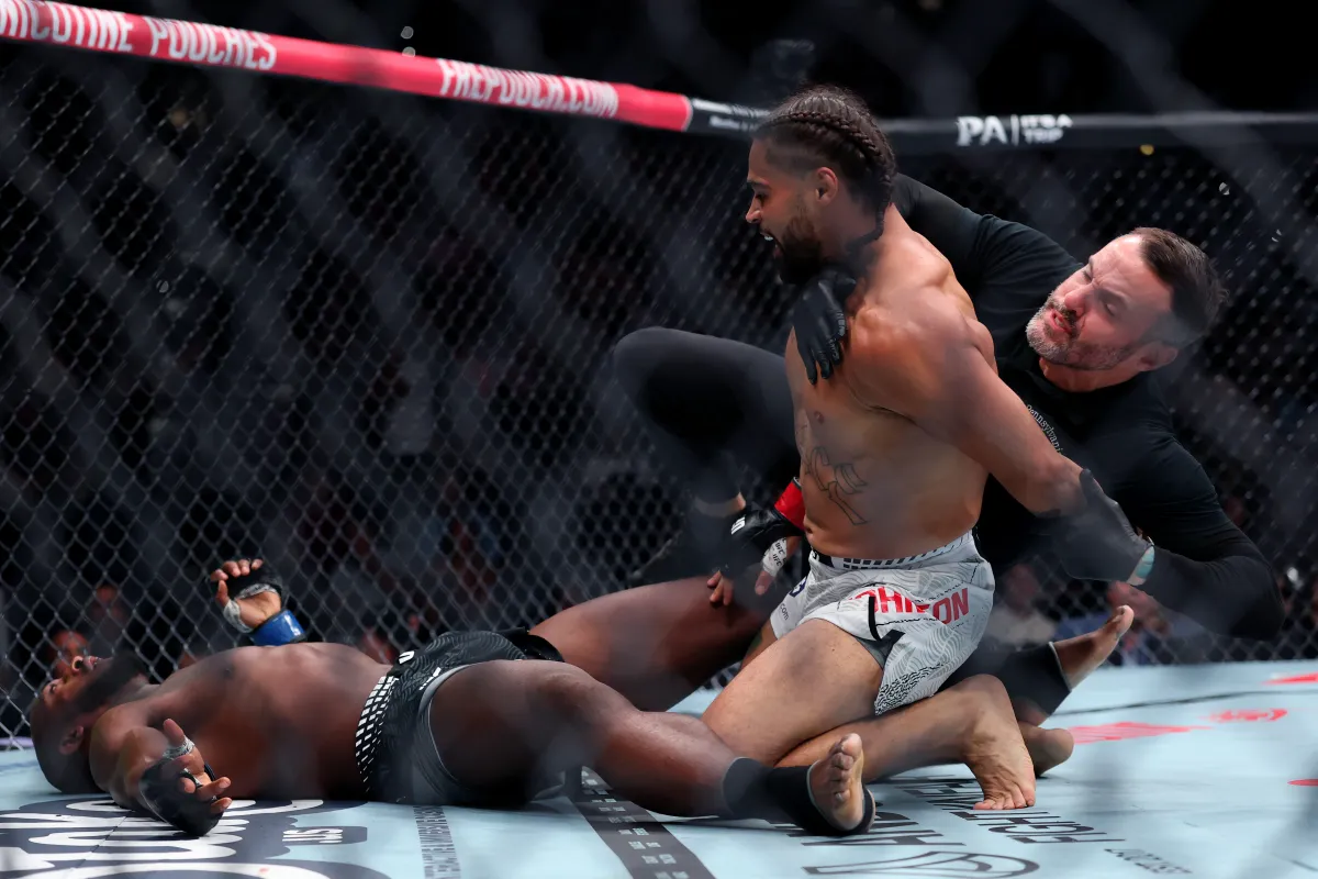 UFC Savaşçısı Hakeme Vurduğu İçin Özür Diledi