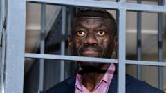 Ugandalı muhalif lider Kizza Besigye mahkemede fenalaştı, yoğun bakımda