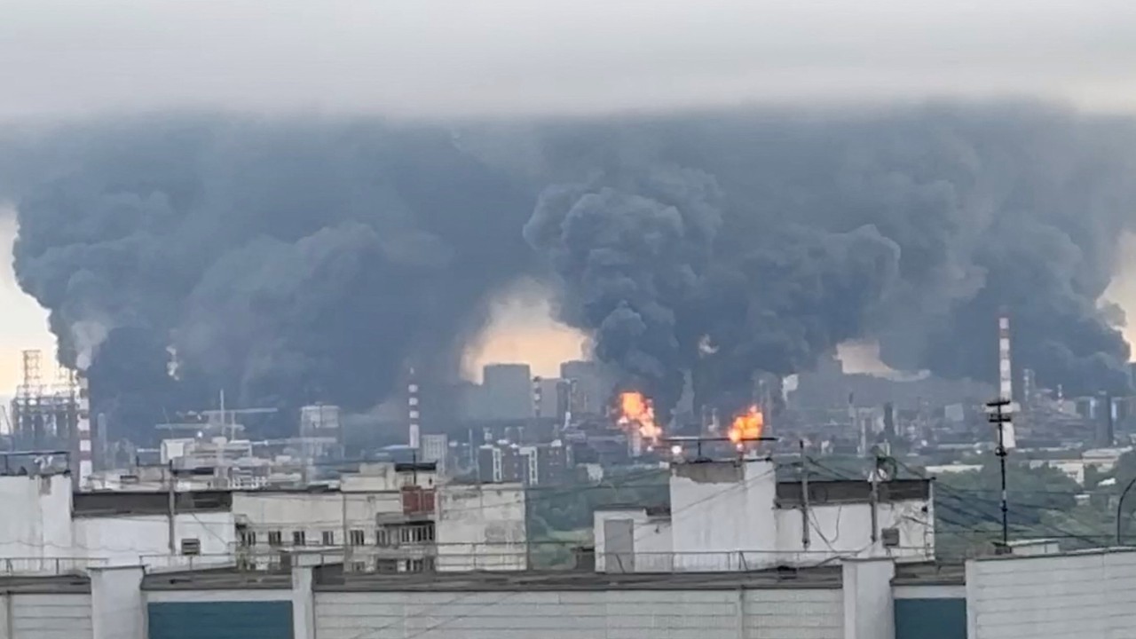 Ukrayna İHA'ları Moskova Petrol Rafinerisini Vurdu: Rusya ve Ukrayna Arasında Karşılıklı Saldırılar Sürüyor