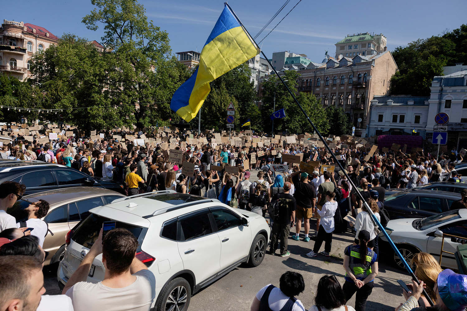 Ukrayna'da Halk Gücü: Karton Maidan ve Zelensky'nin Geri Adımı