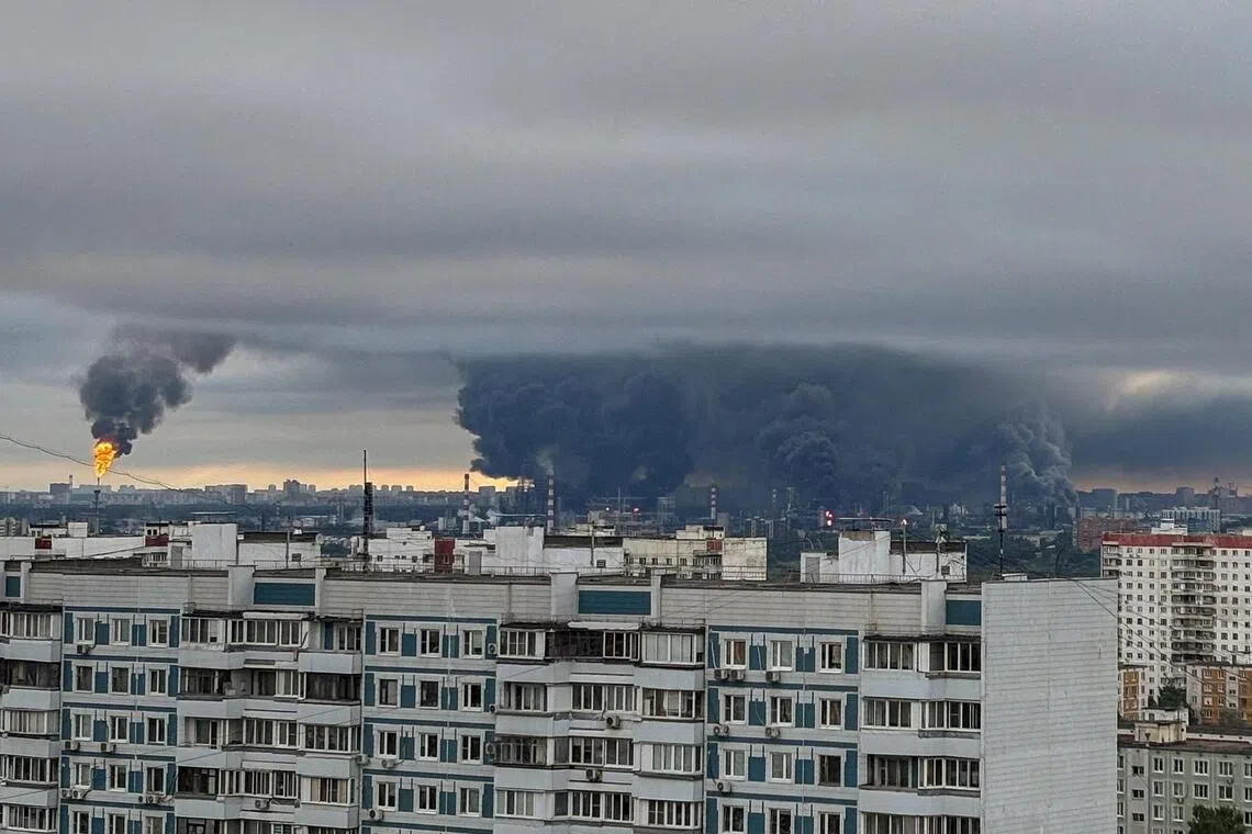 Ukrayna'dan Moskova'ya tarihi saldırı: Rafineri vuruldu, havalimanları kapatıldı