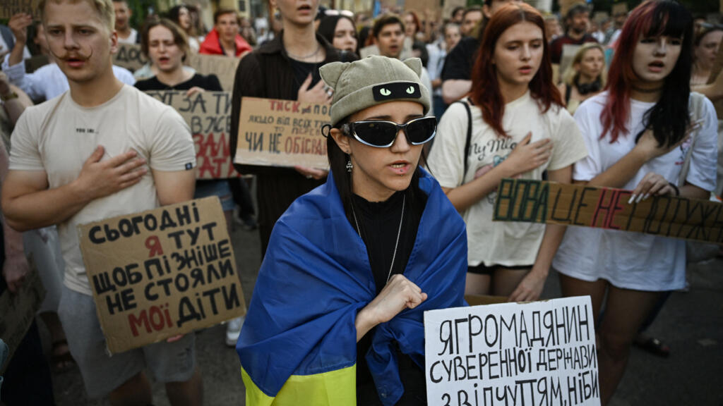 Ukrayna'da savaş yorgunu toplum askeri yönetimi protesto ediyor
