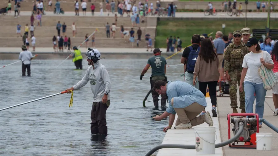 Ulusal Muhafız ve Park Polisi'nden Reflecting Pool'da devriye