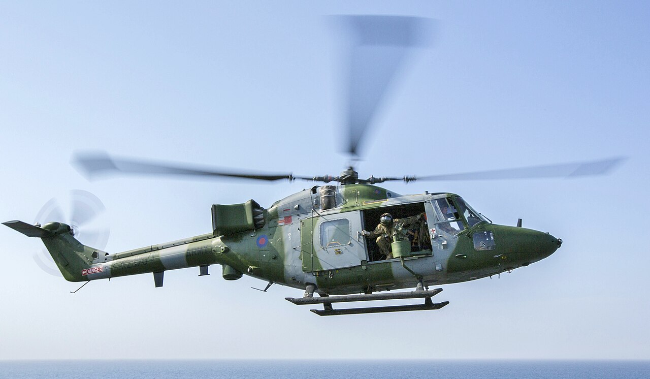 Umman açıklarında ABD Apache helikopteri düştü, mürettebat kurtarıldı