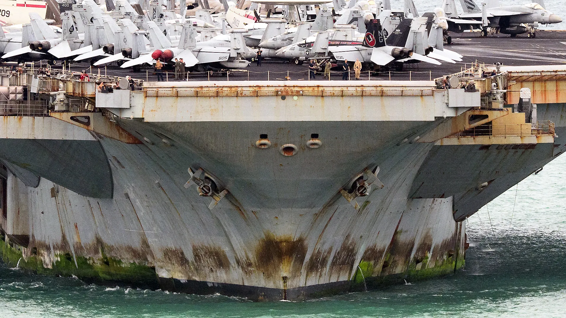 USS Abraham Lincoln 286 Gün Sonra Limana Döndü: Yorgunluk ve Savaş İzleri