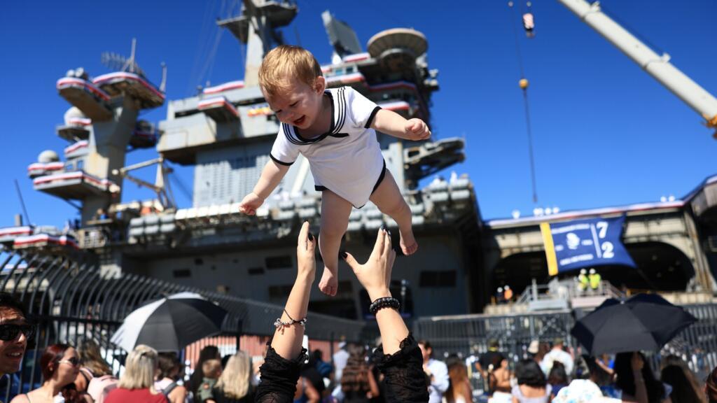 USS Abraham Lincoln eve döndü: Körfez'de zorlu görev sona erdi