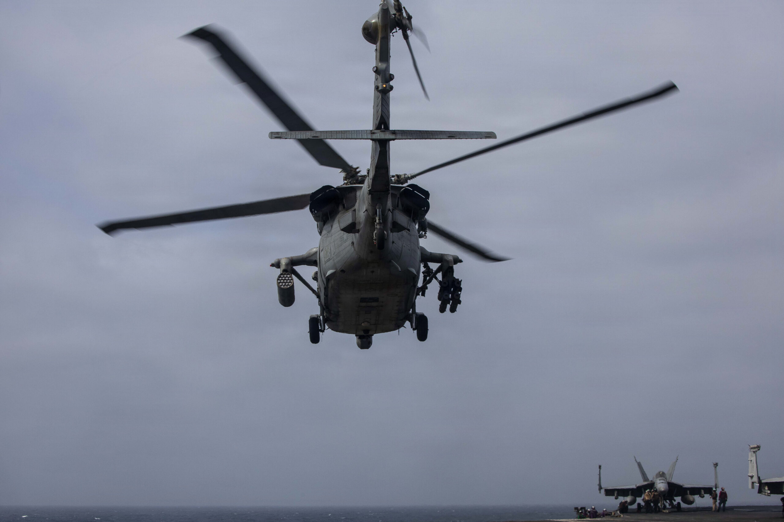USS George H.W. Bush'a ait helikopter Arap Denizi'ne acil iniş yaptı