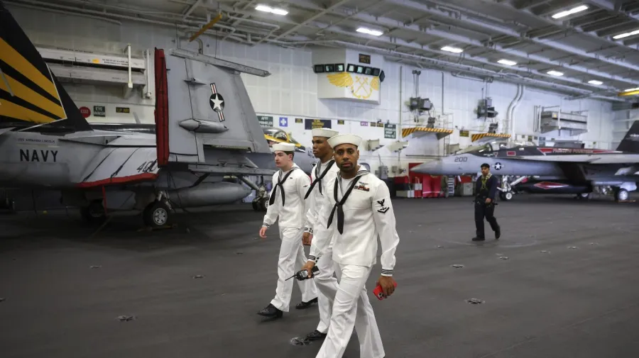 USS Lincoln'deki asker, babasının ICE tarafından gözaltına alınmasına isyan etti