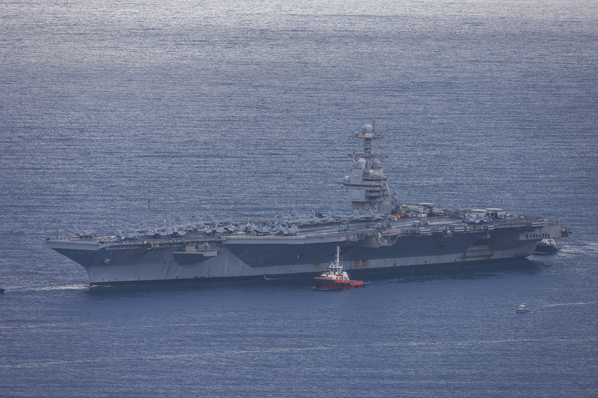 USS Lincoln'deki askeri aileler, Donanma liderlerini süren İran konuşlanmasıyla yüzleşti