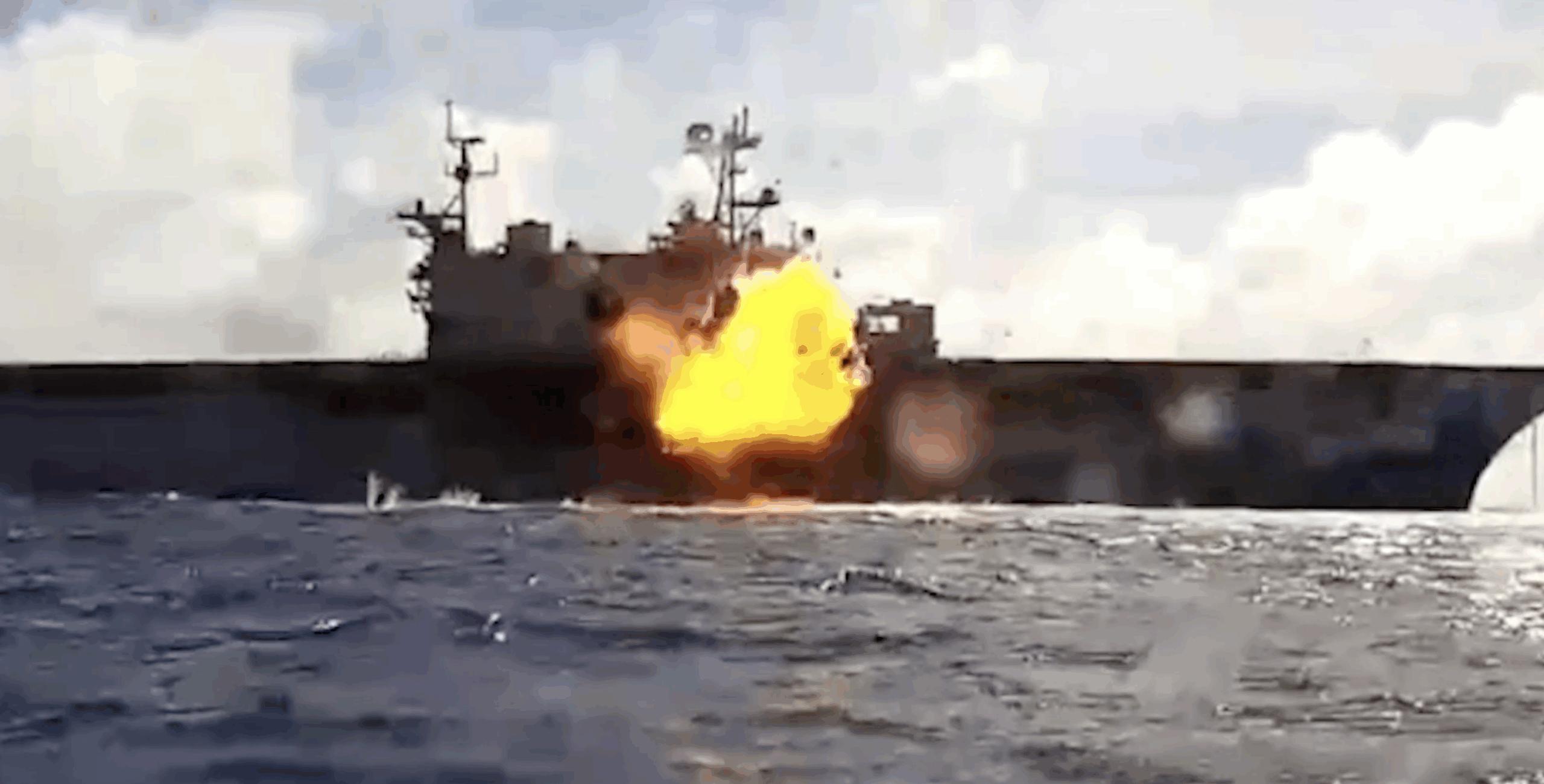 Sökülen USS Mobile Bay ve USS Peleliu, RIMPAC Tatbikatı'nda Batırıldı