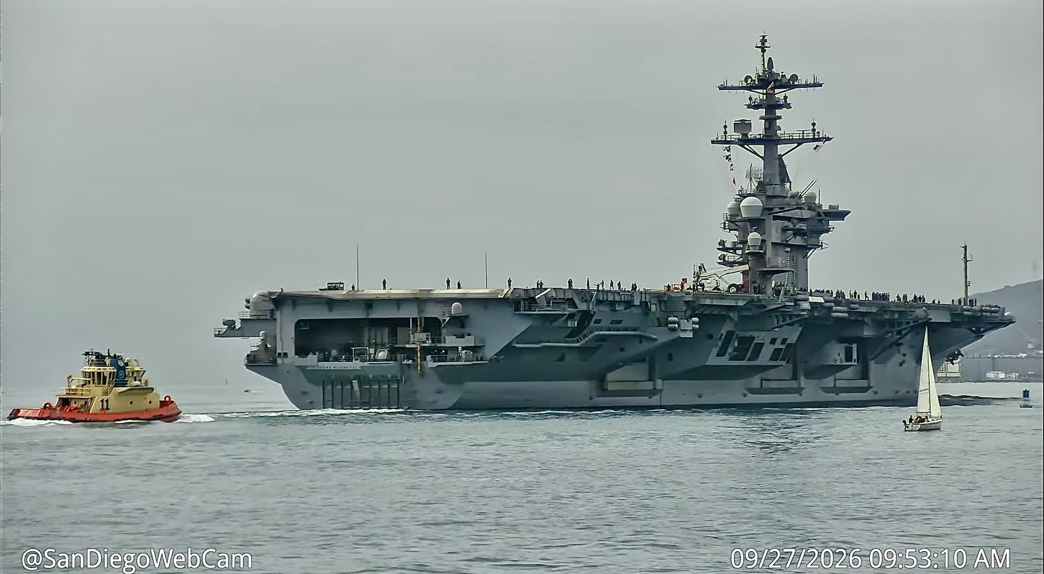 USS Theodore Roosevelt San Diego'dan, USS Abraham Lincoln Hawaii Yakınında