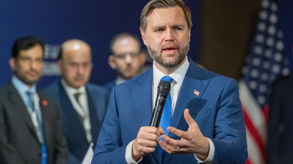 Vance: BM Nükleer Müfettişleri İran'a Dönecek, ABD Yaptırımları Askıya Aldı