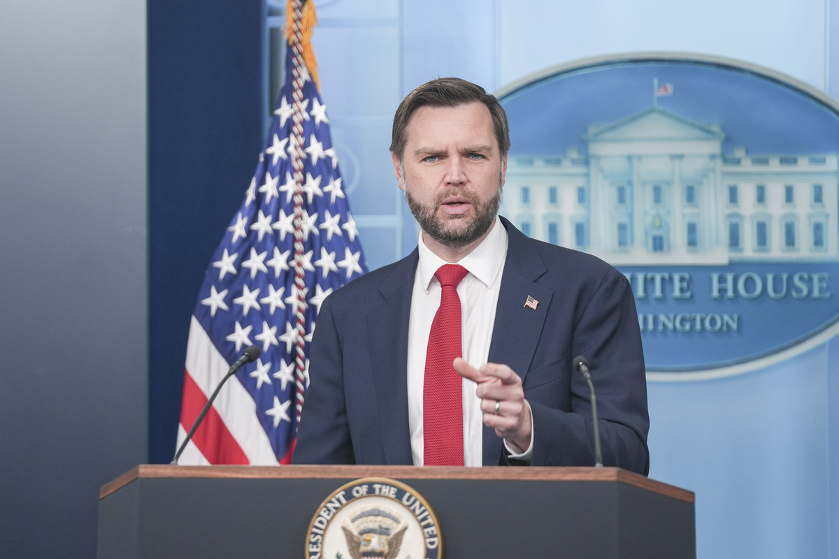 Vance: İran'la mücadelede askeri, ekonomik ve diplomatik araçları kullanacağız