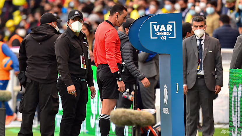 VAR'ın hikâyesi: Futboldan insanı çıkarmak neden imkânsız