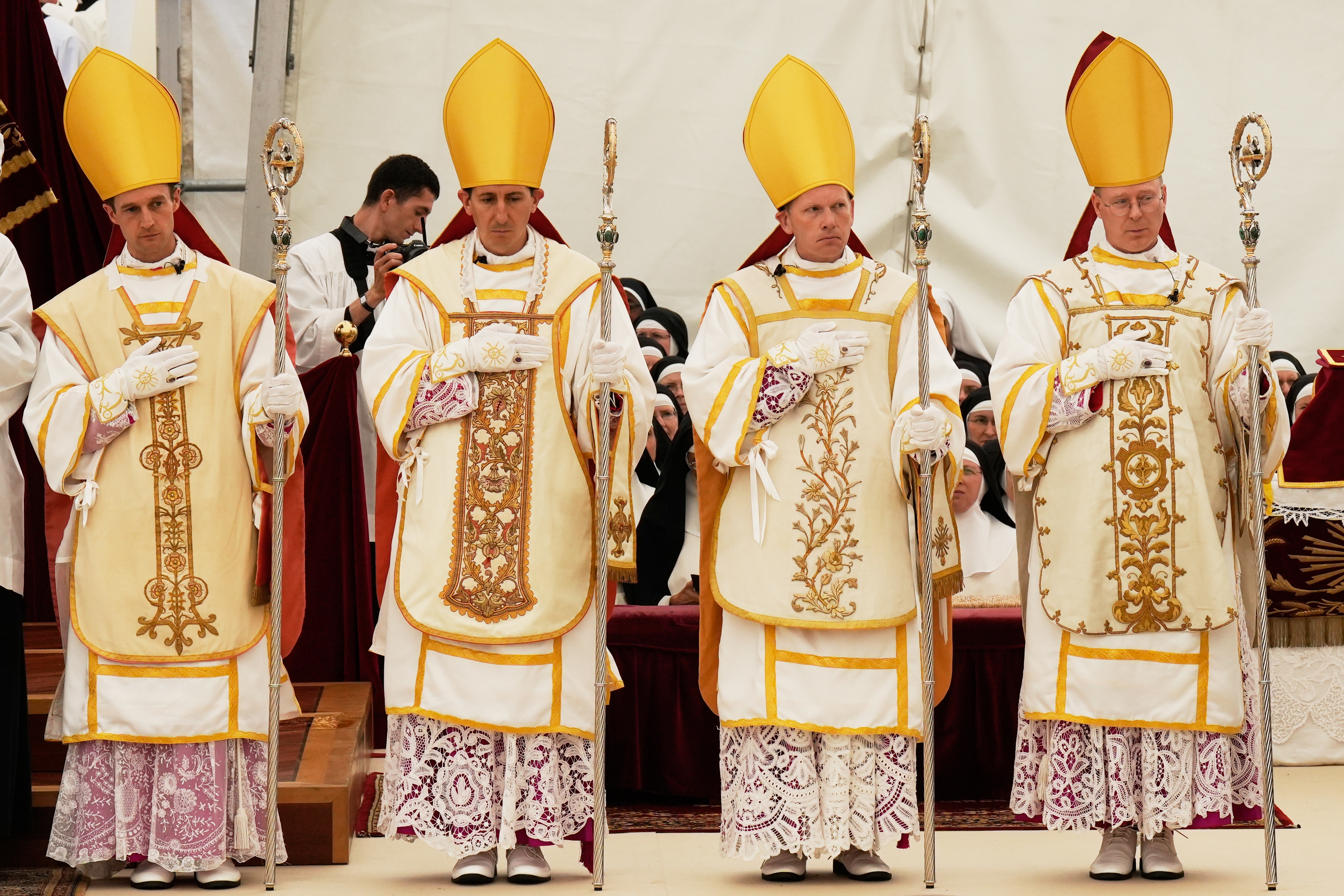 Vatikan, Pius X Derneği'ni aforoz etti