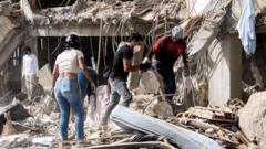 Venezuela'daki depremlerde enkaz altında kalan yakınları için aileler umutla bekliyor