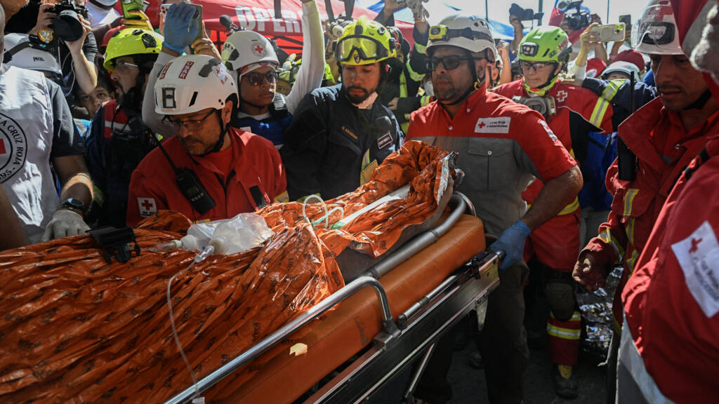 Venezuela'da deprem: 43 yaşındaki adam 8 gün sonra enkazdan kurtarıldı