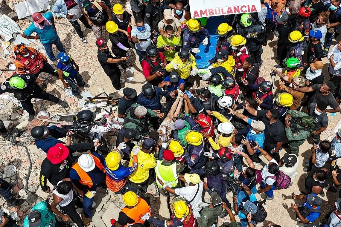 Venezuela depremleri: Enkaz altında 4 gün kalan baba-oğul kurtarıldı