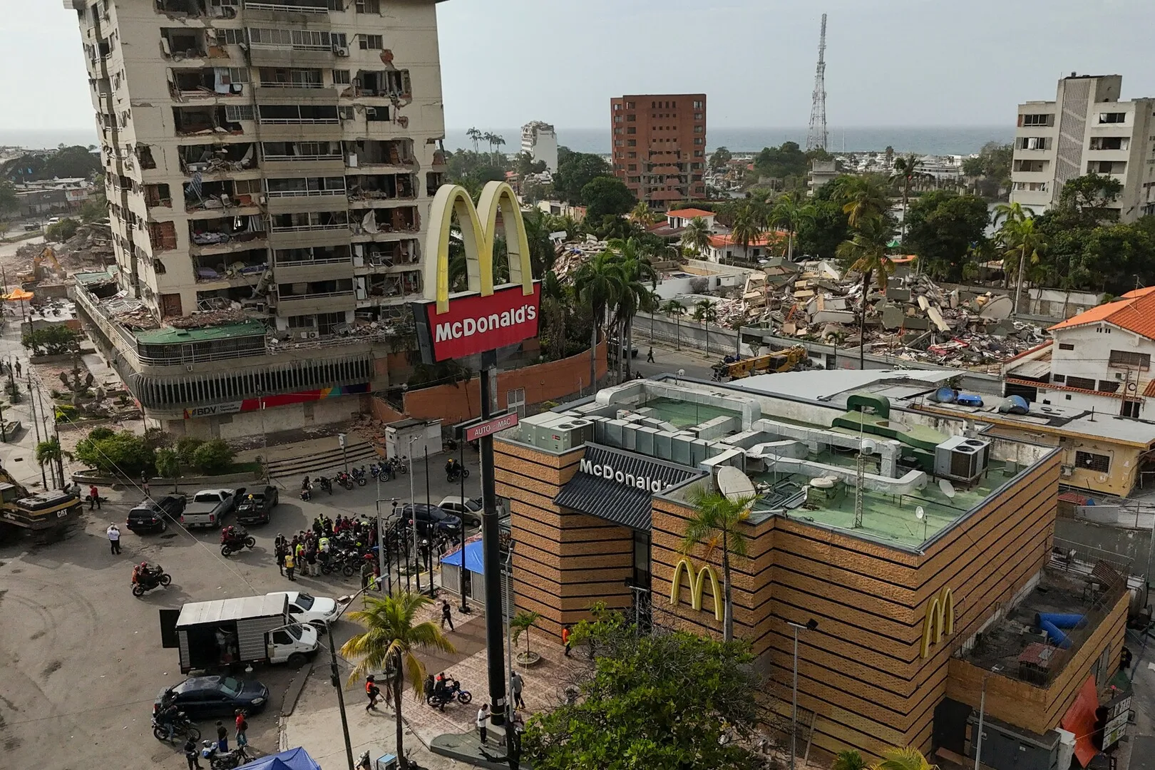 Venezuela'da Doktorlar Deprem Sonrası Restoranı Kliniğe Dönüştürdü