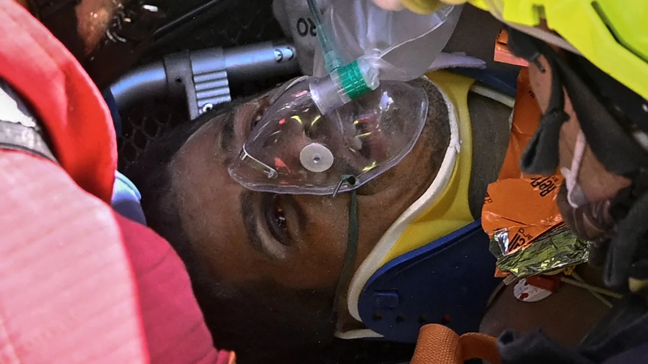 Venezuela'da 8 gün enkaz altında kalan adam kurtarıldı