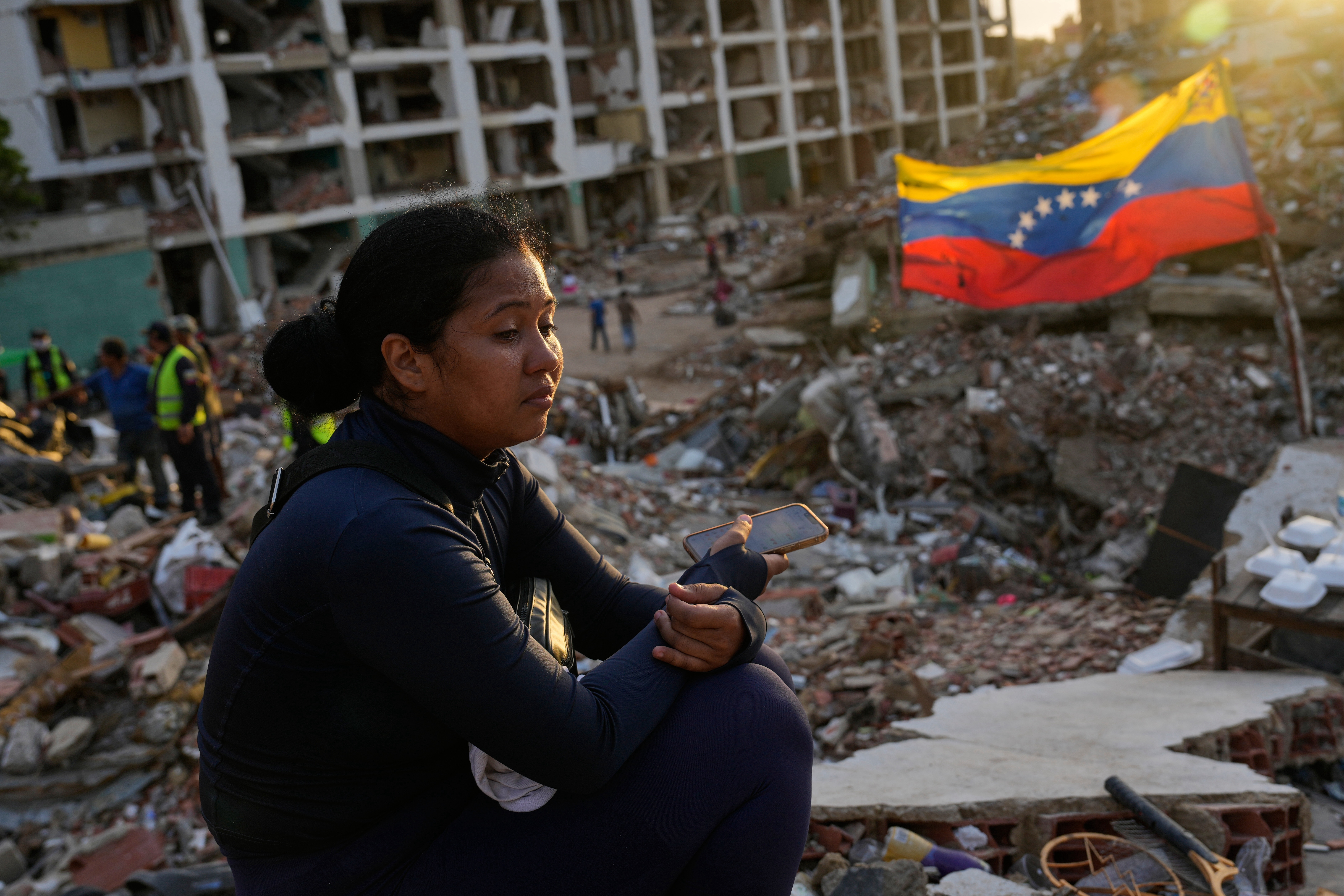 Venezuela'da Deprem Kurtarma Demokratik Süreci Gölgeliyor