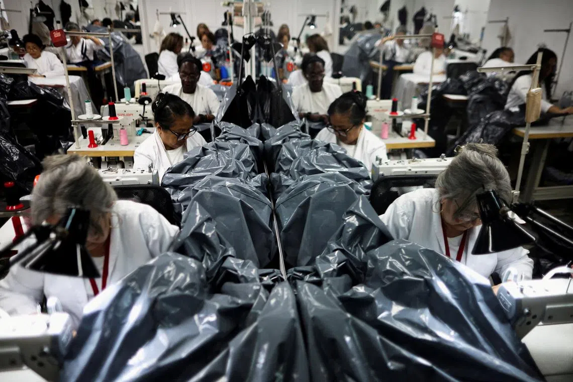 Venezuela'da depremzedeler için defile: Gelinlikten cenaze torbasına