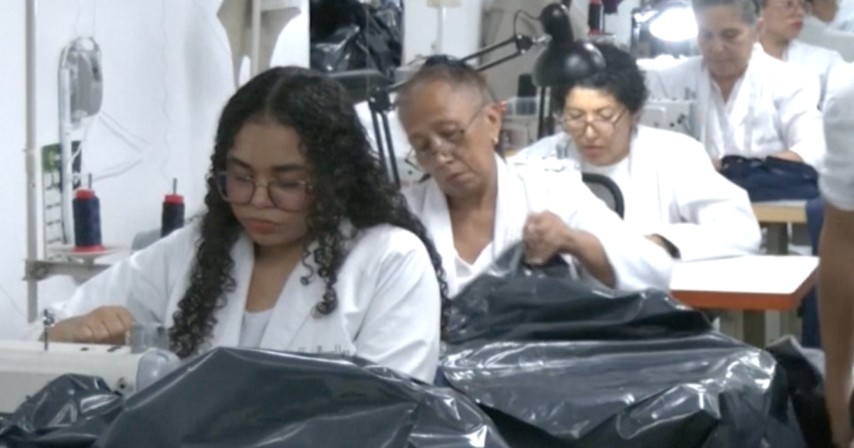 Venezuelalı modacı elbiselerden cenaze çantasına döndü