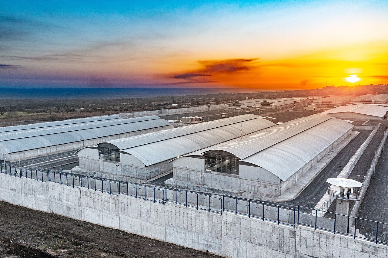Venezuelalılar, Kendilerini El Salvador Hapishanesine Taşıyan Şirketlere Dava Açtı