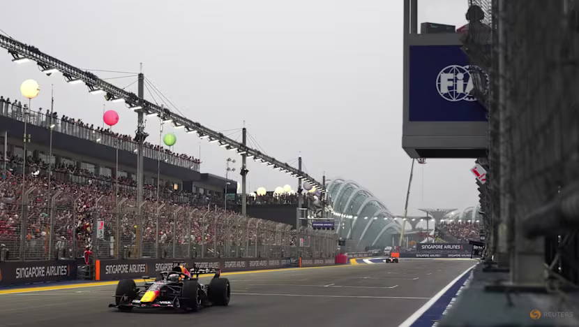 Verstappen Singapur sprintinde zorlu koşullarda kazandı