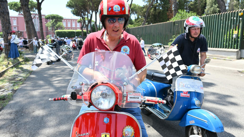 Vespa 80 Yaşında: İtalyan Motosiklet Efsanesi Roma'da Binlerce Kişiyle Kutlandı