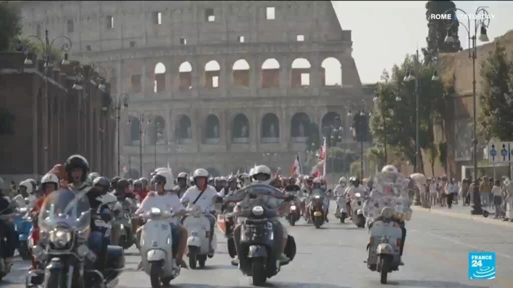 Vespa 80. Yaşını Roma'da Binlerce Motosikletlinin Katılımıyla Kutladı