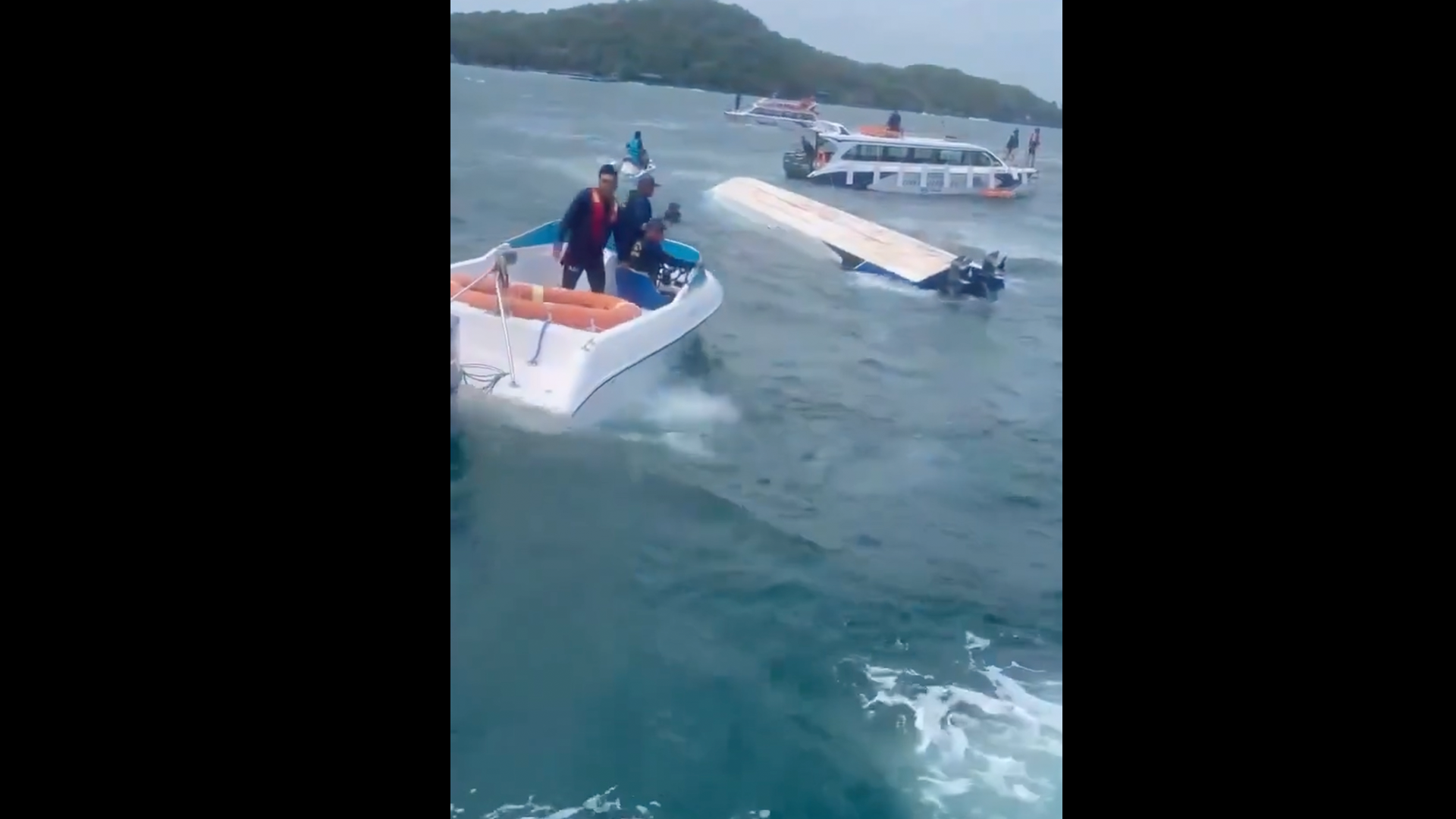 Vietnam'da devrilen sürat teknesinde 15 Hint turist öldü