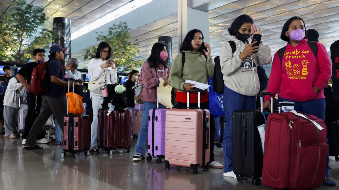 Volkanik Kül Hong Kong'a Dönüşü Engelledi: 200 Yardımcı Endonezya'da Mahsur