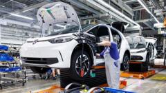Volkswagen 100 bin kişiye kadar işten çıkarmaya hazırlanıyor