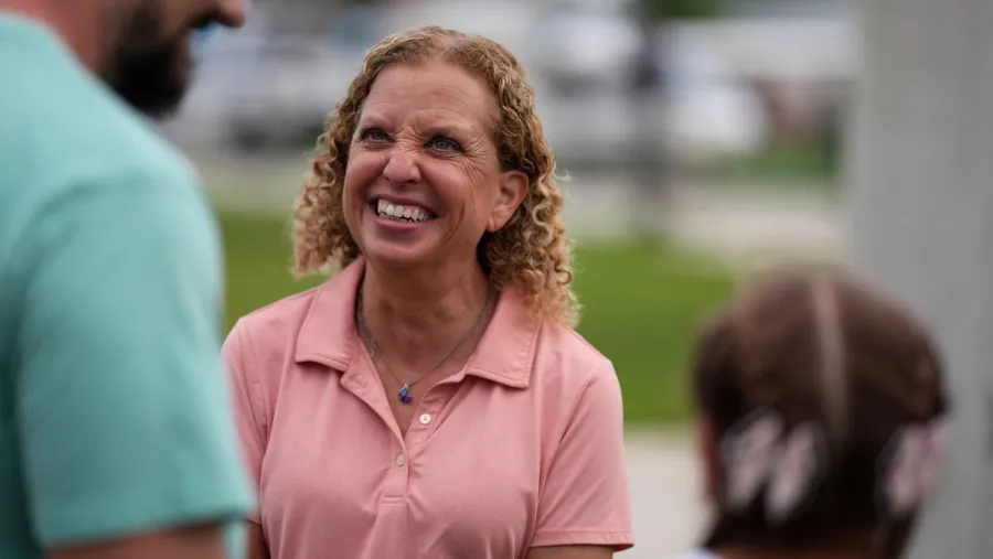 Wasserman Schultz Florida ön seçimini kazandı, Siyahi Demokratların tepkisine rağmen