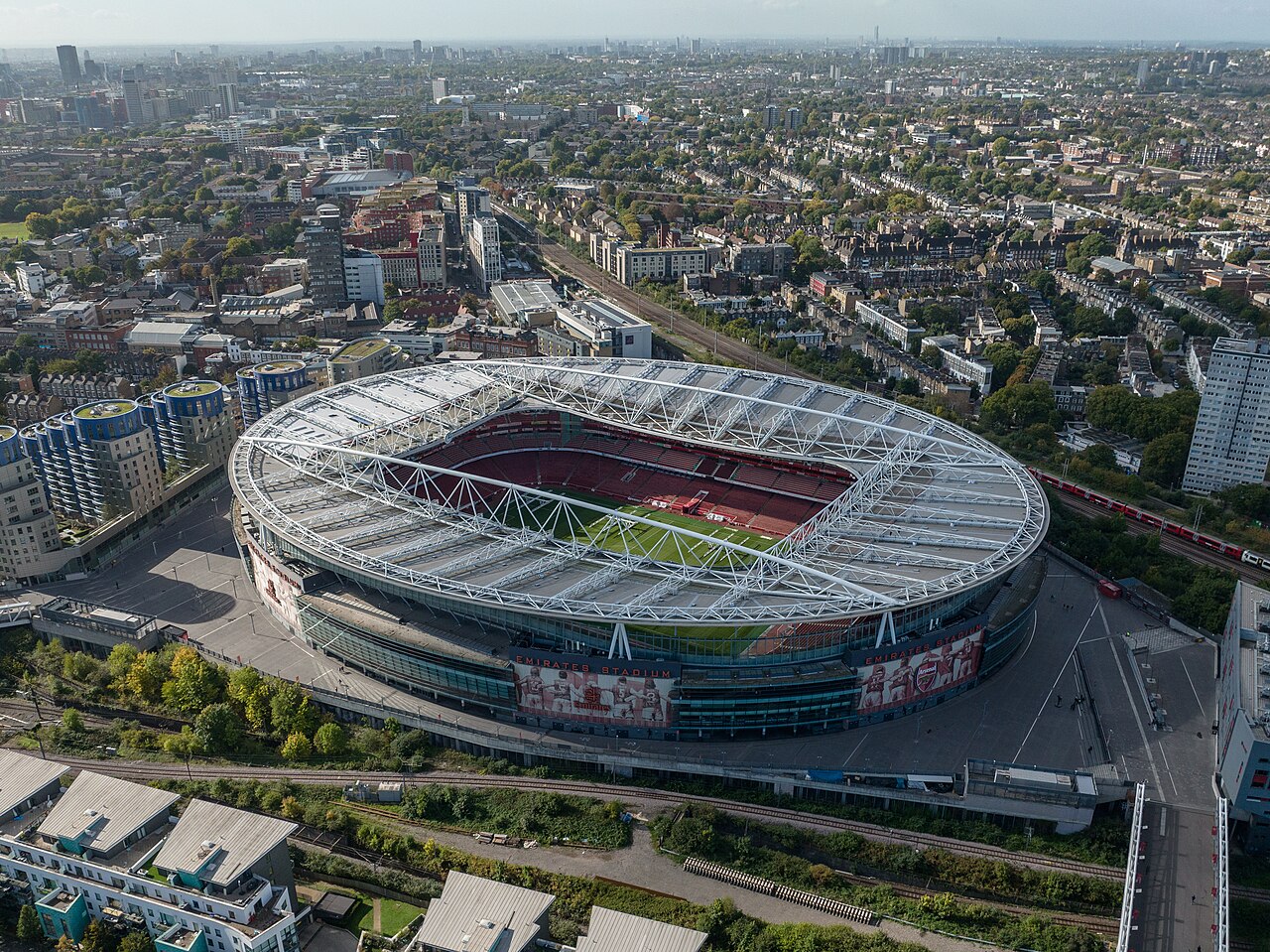 Wembley Yakınındaki Büyük Yangın Metro ve Tren Hatlarını Durdurdu