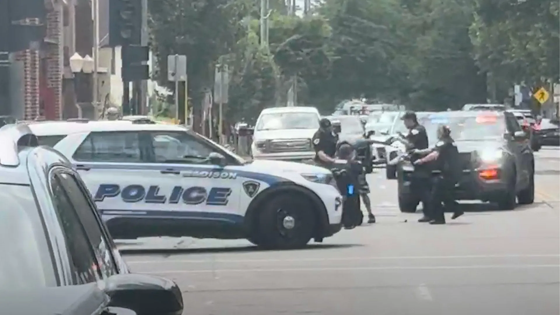 Wisconsin'de polis şüpheliyi sokakta vurdu: Tepkiler büyüyor